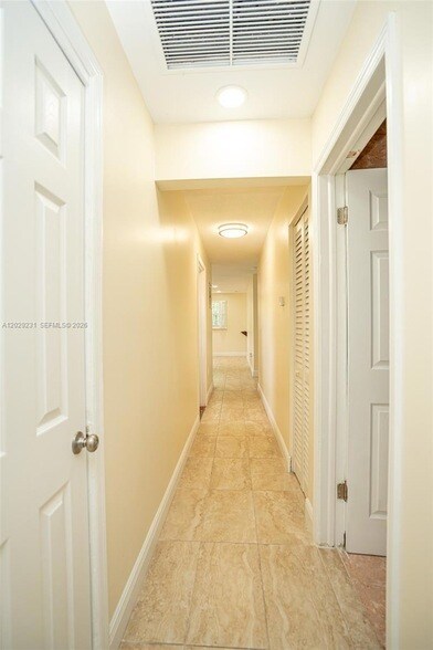Building Photo - 5613 Pierce St