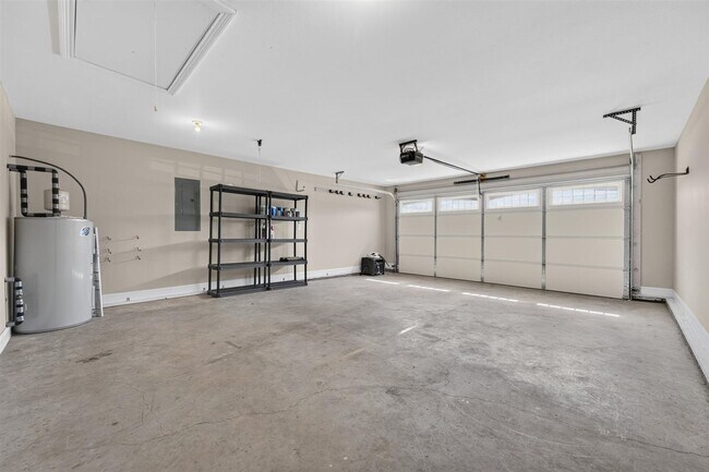 Building Photo - Pet Friendly Three Bedroom!