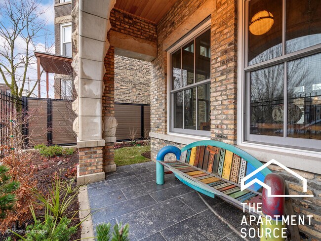 Building Photo - 2140 N Oakley Ave