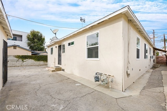 Building Photo - 13812 Oxnard St