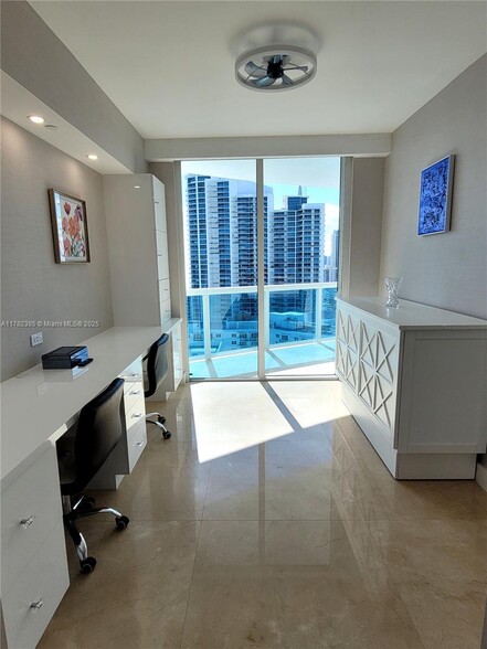 Building Photo - 2711 S Ocean Dr