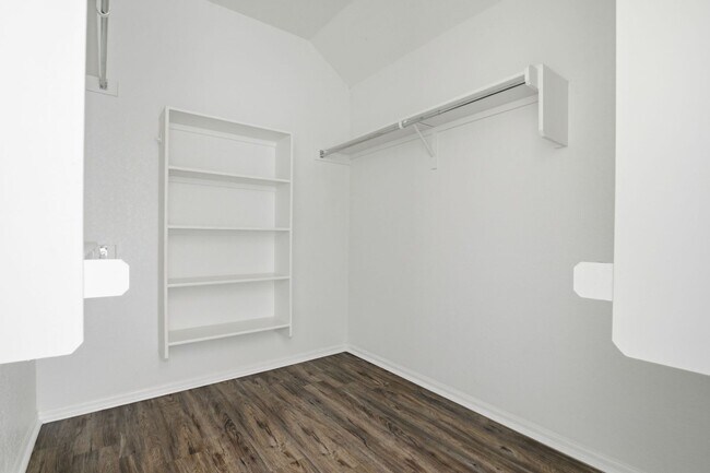 Building Photo - BEAUTIFUL 5 BEDROOM AND 3 BATH!!