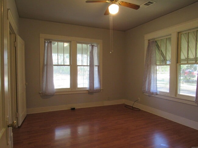 Building Photo - 405 E Main St