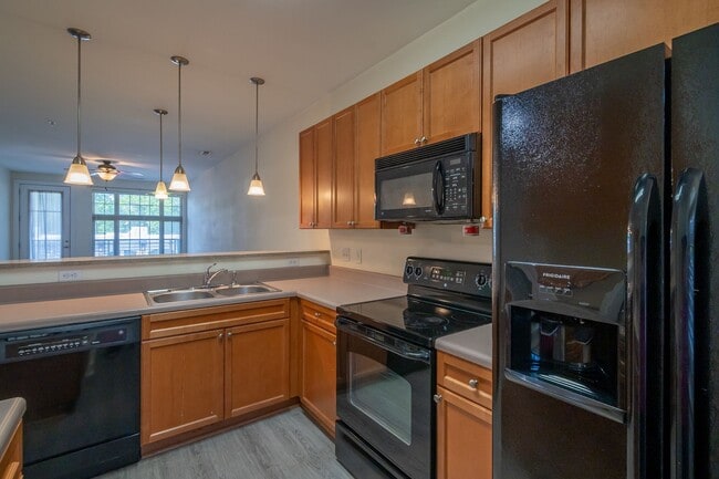 Building Photo - Wonderful 2bd/2bth uptown condo! lots of space in a beautiful building