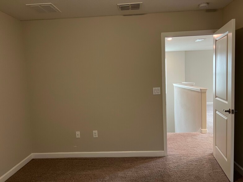 Building Photo - 923 Terra Vista St