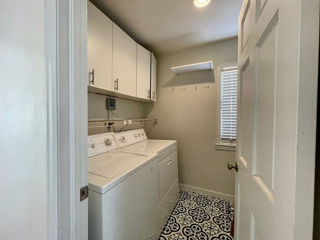 Building Photo - $0 DEPOSIT OPTION!  CHARMING 3BED/2BATH HARVEY PARK RANCH STYLE HOME!