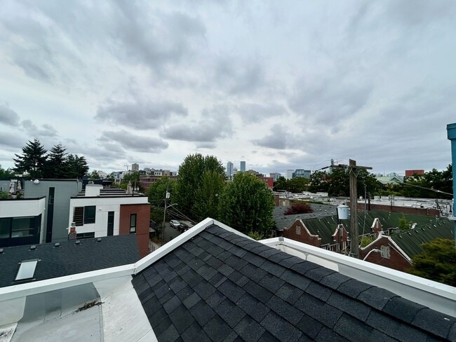 Building Photo - Capitol Hill Townhouse