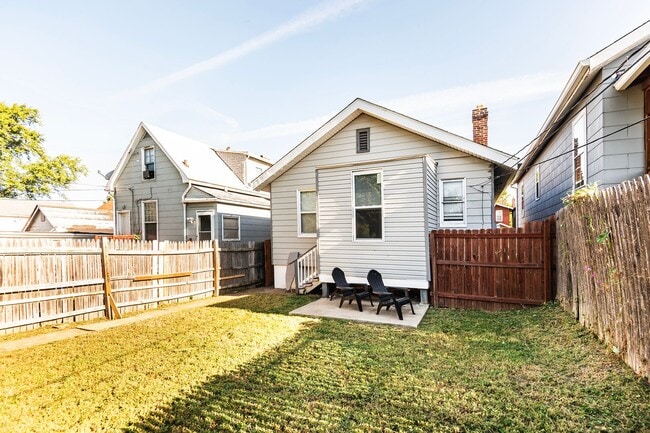 Building Photo - Beautiful Renovated 2 Bed 1 Bath Home