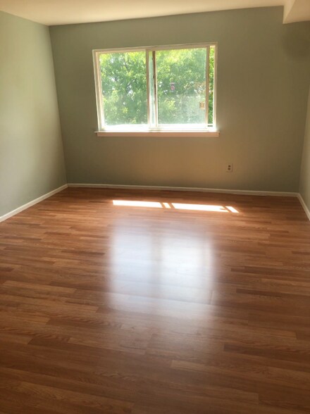 Building Photo - 387 College Dr