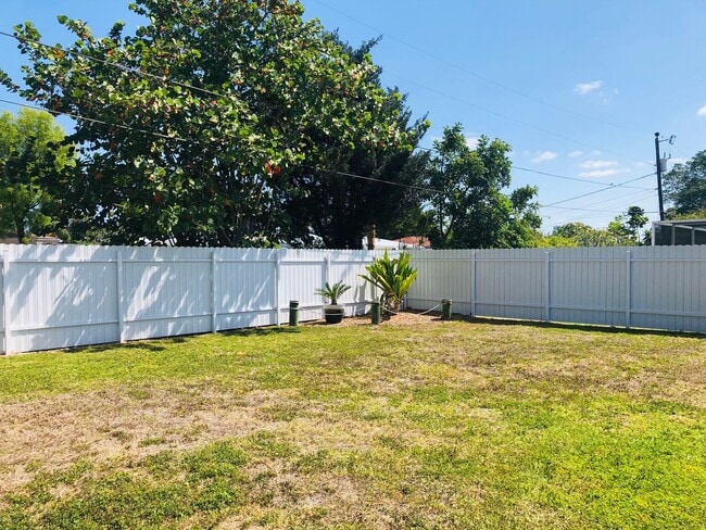 Building Photo - Experience this Short Term Furnished Off season Single Family 2/2 Pool home.