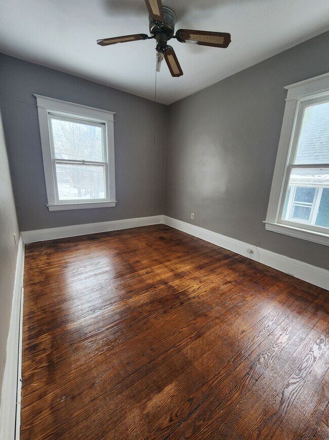 Building Photo - 4 Bedroom Single Family Home!