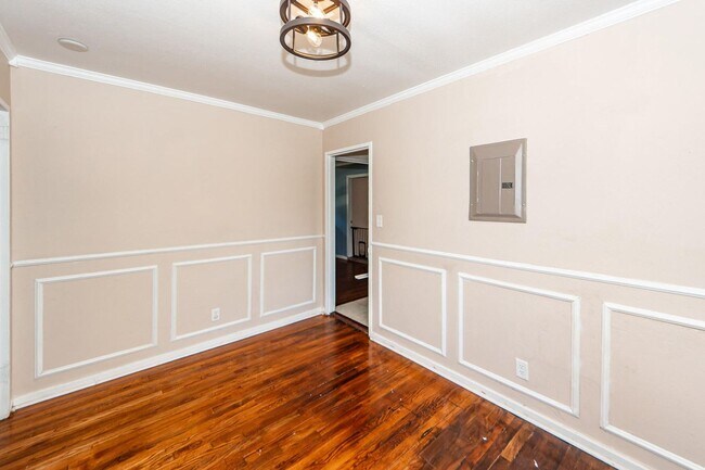 Building Photo - Comfortable Home Minutes from Park Circle