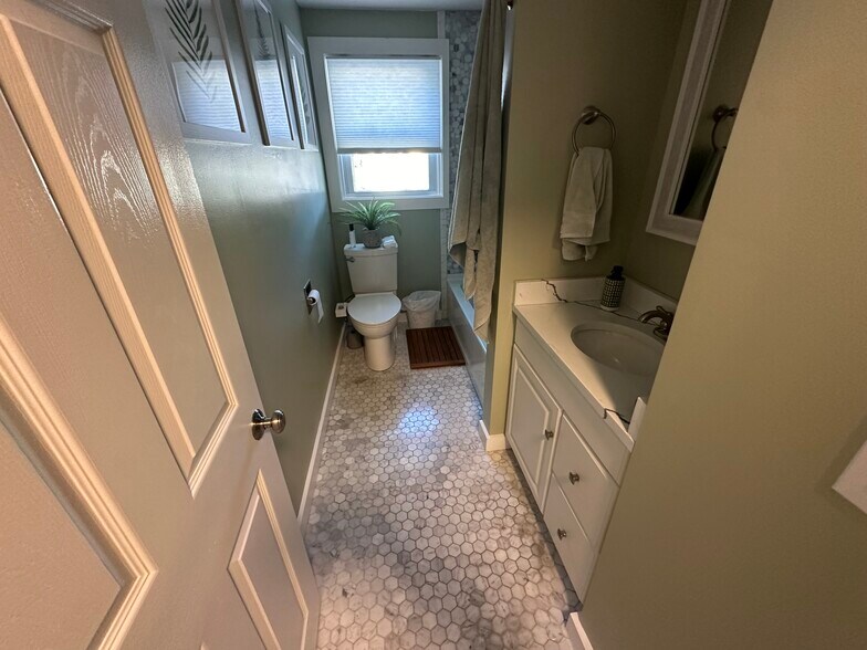 Building Photo - 33 Windhurst Ave