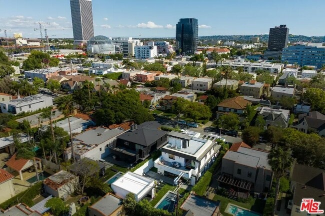 Building Photo - 6201 Lindenhurst Ave