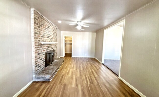 Building Photo - 3-Bedroom Home with Garage and Laundry Hoo...