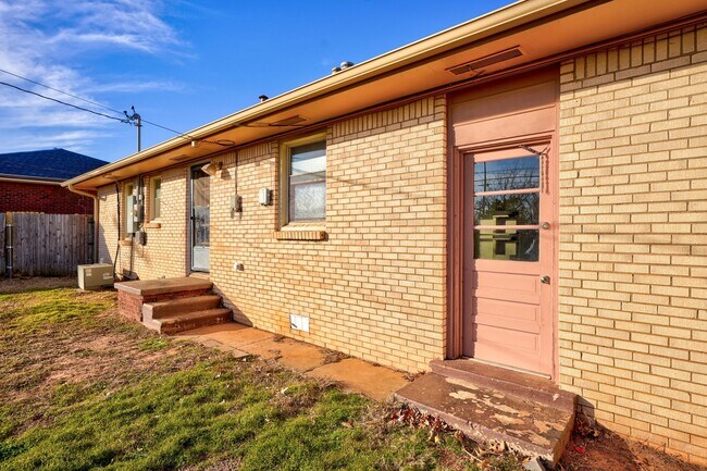 Building Photo - 3 Bed 1.5 Bath in Del City!