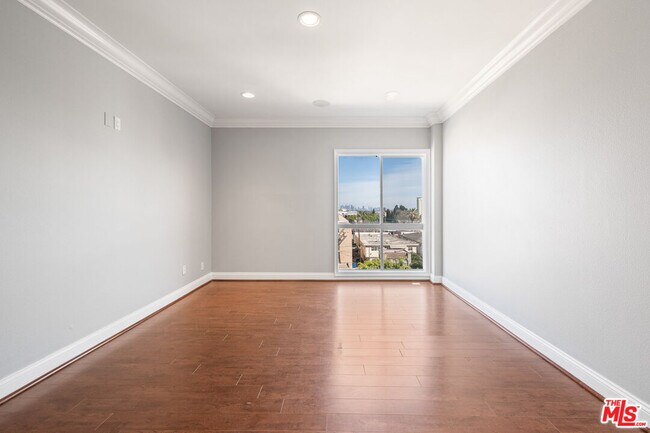 Building Photo - 1115 S Elm Dr