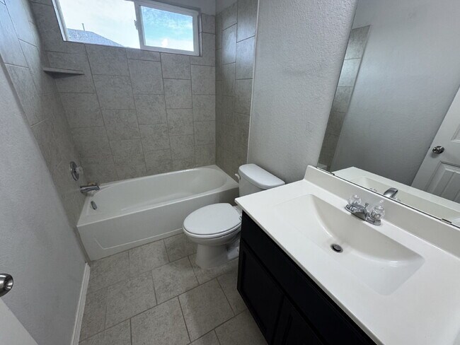 Building Photo - Three bed two bath two car garage in Cotto...