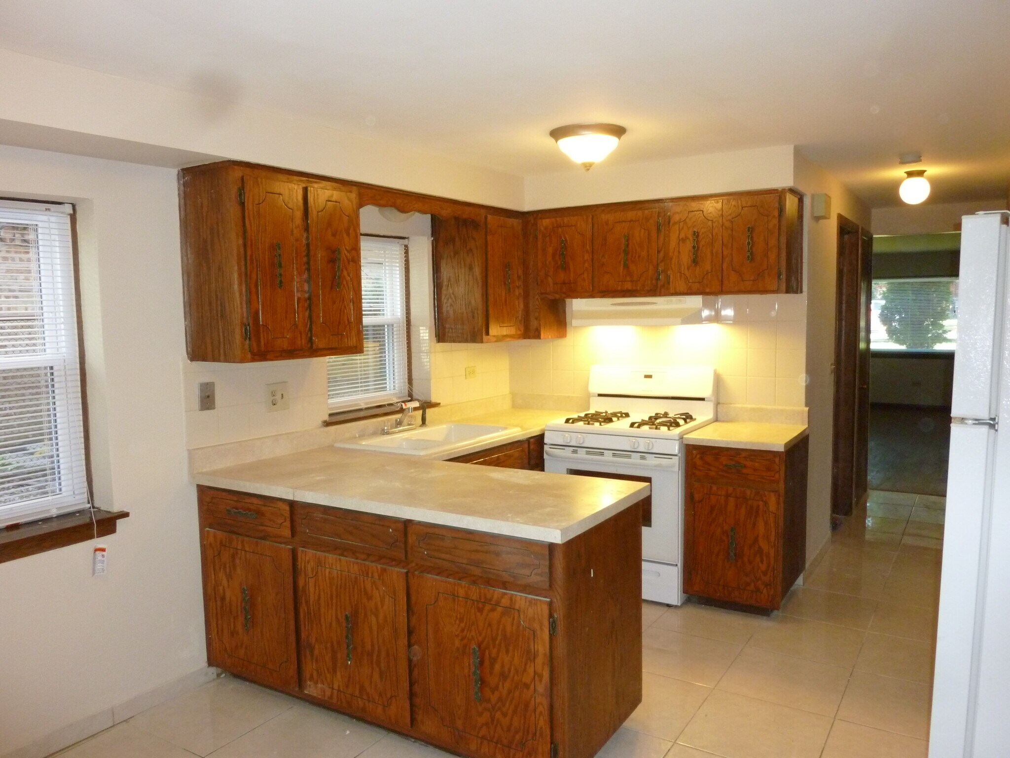 Kitchen area - 5004 W Montrose Ave