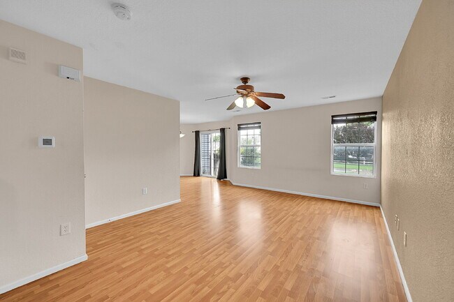 Building Photo - $2,395 - 3 Bed, 2 Bath End Unit Townhome w...