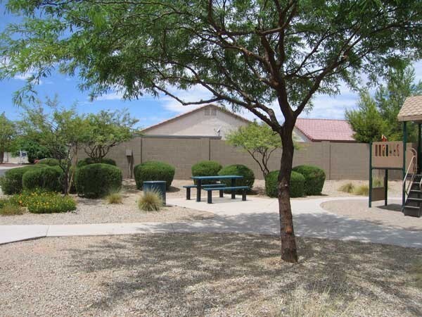 Building Photo - 3 bedroom plus den, 2 bath, on the golf co...