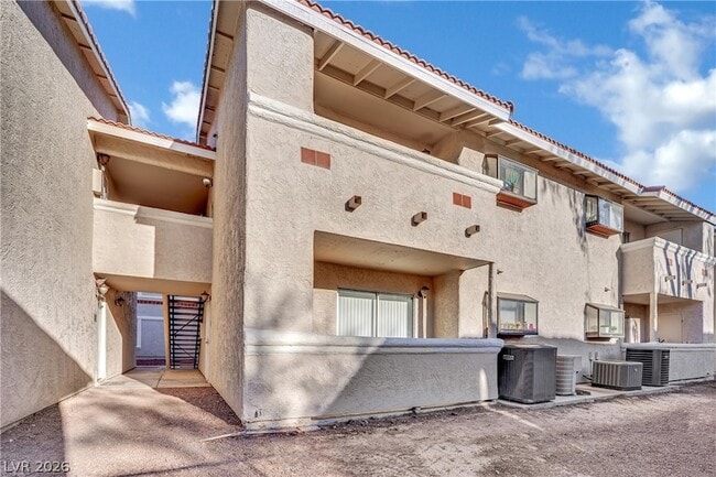 Building Photo - 7300 W Pirates Cove Rd