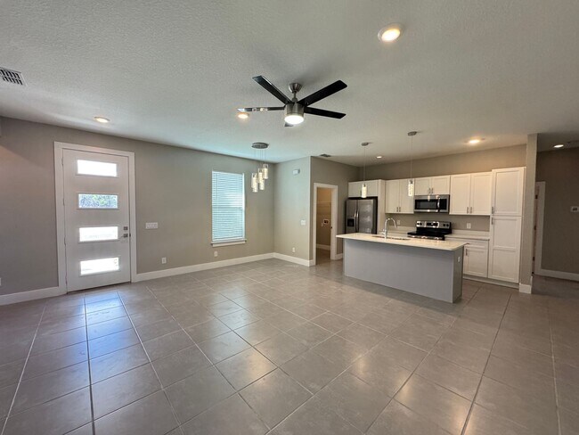 Building Photo - Spacious 4-Bedroom Home in Poinciana – Internet Included & No HOA Approval Required