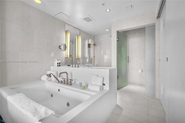 Building Photo - 3101 Bayshore Dr