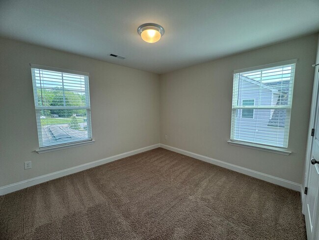 Building Photo - Spacious 4BR 3BA home in Northern Greensboro