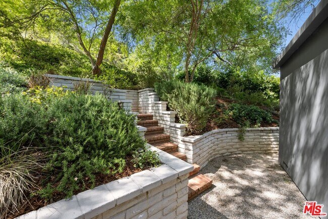 Building Photo - 8811 Wonderland Ave