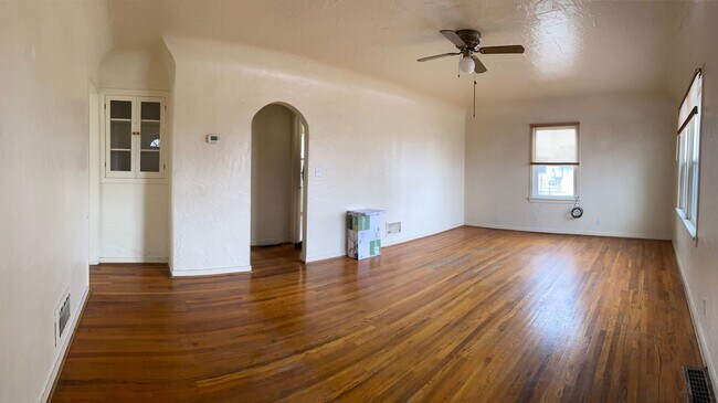 Building Photo - Duplex Close To Everything