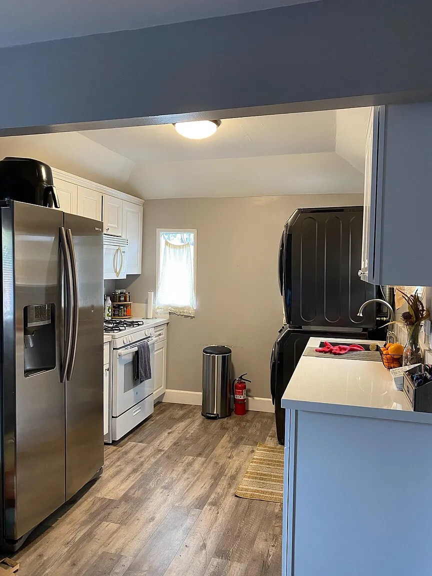 Building Photo - 582 E Kingsley Ave