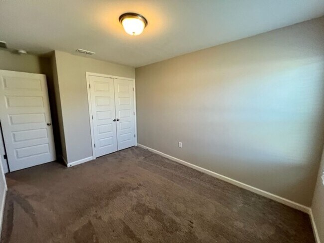 Building Photo - 3 Bed 2.5 Bath Townhome, Minutes from I-24 & The Avenue!
