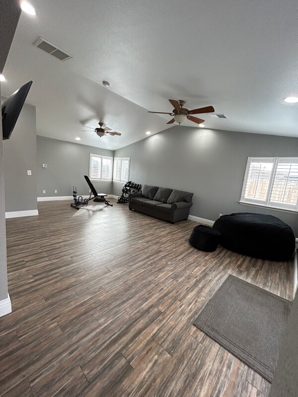 Building Photo - 901 E Julia Way