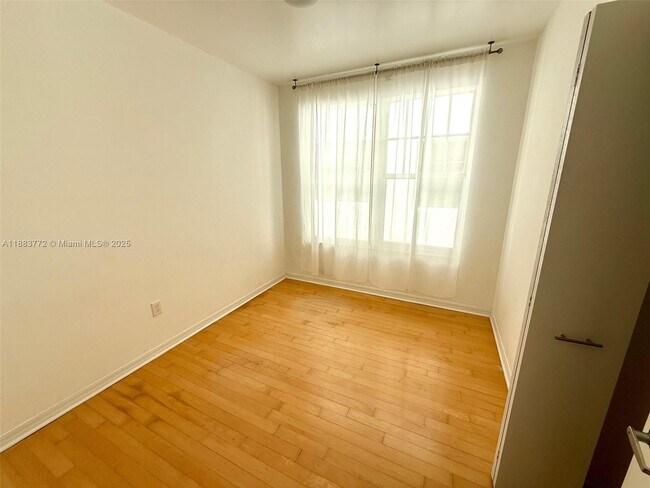 Building Photo - 1528 Drexel Ave