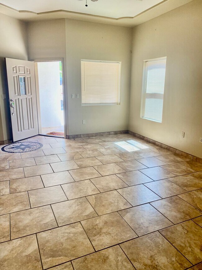 Building Photo - 4206 Tres Ninos Dr