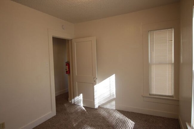 Building Photo - Available Now! Adorable 1 bedroom 1 bath a...