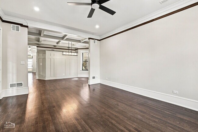 Building Photo - 5829 N Kenmore Ave