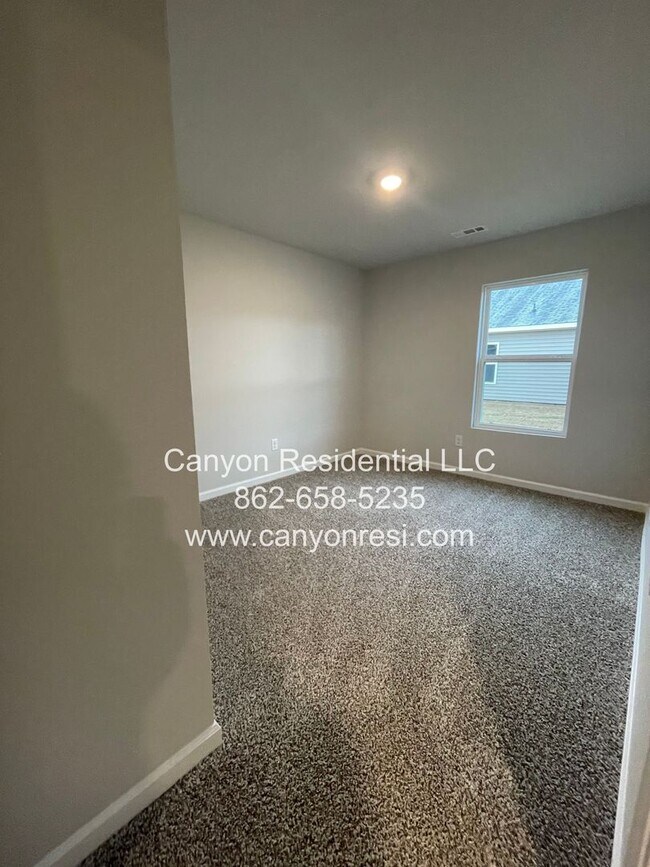 Building Photo - Great Location near everything, beautirul 4 Br 2 Bath