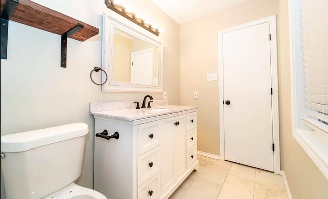 Building Photo - Bright, updated home!