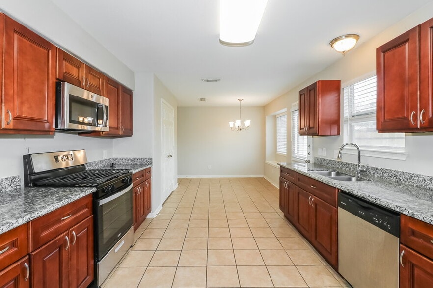Building Photo - 12202 Greencanyon Dr