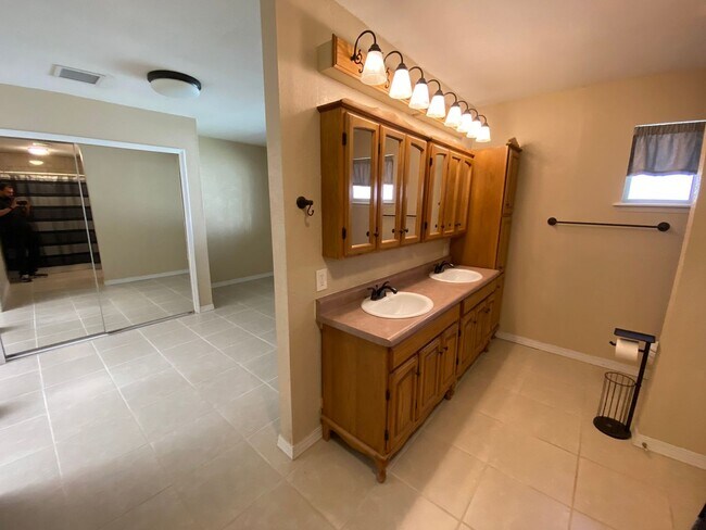 Building Photo - 783 De Leon Dr