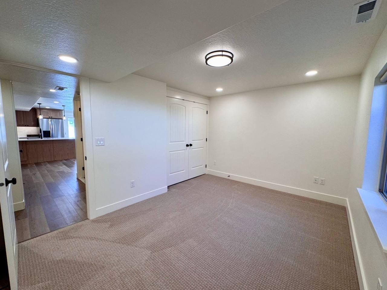 Building Photo - 698 S Lake View Dr