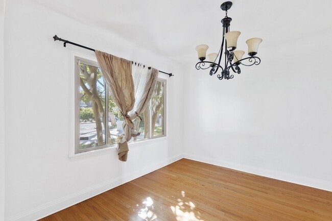 Building Photo - Spacious 4 BR 3 BA Home in Prime West L.A.