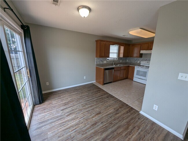 Building Photo - 802 Ash Ct