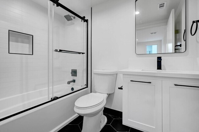 Building Photo - 5 Bedroom / 4 bathroom Fully Detached Townhouse in Echo Park with Private Garage