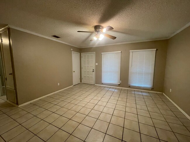 Building Photo - Sought after location in Shady Grove!