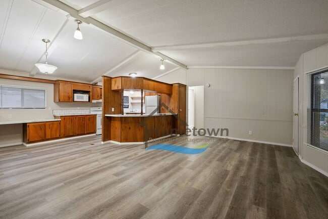 Building Photo - 3 Bedroom 2 Bathroom Home with Carport Available in Coeur d'Alene!