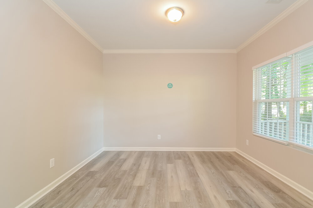 Building Photo - 210 River Hills Dr