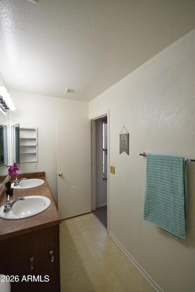 Building Photo - 2404 W Roeser Rd